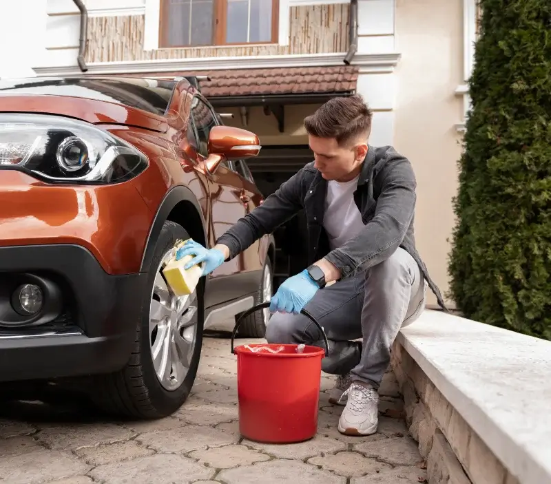 Lavage auto à domicile Monestiés : professionnel intervenant sur un véhicule